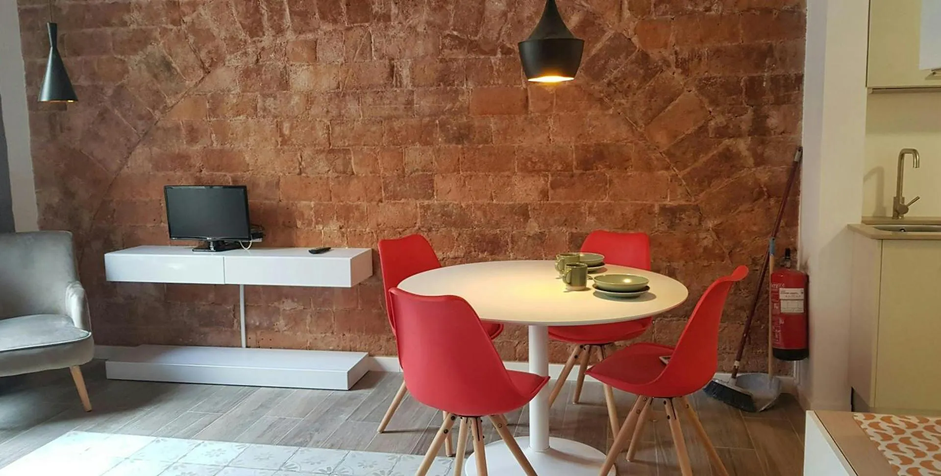 Sant Antoni 4 - Downtown Barcelona. Modern Apartment